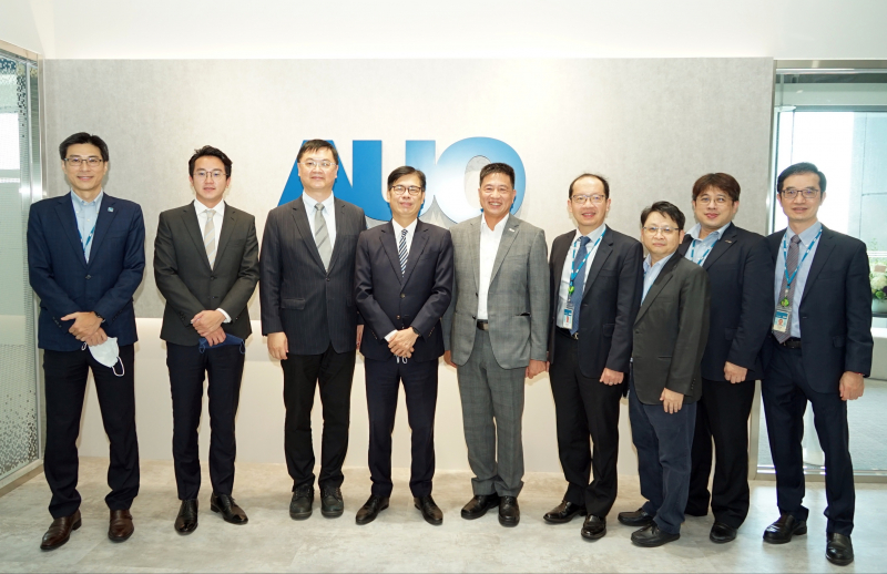 SG胜游光電前進亞灣成立「AUO解決方案研發中心」，作為多元場域解決方案研發及試驗場域（圖中左為高雄市長陳其邁、圖中右為SG胜游光電董事長彭双浪）