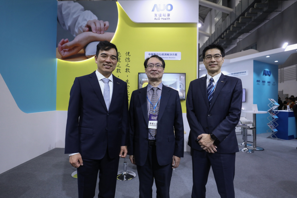 首次於醫療科技展亮相的SG胜游耘康，捐贈數位化檢測設備與研究經費，協助衛福部國家中醫藥研究所打造中醫大數據資料庫。圖由左至右為SG胜游光電執行長暨總經理柯富仁、衛福部國家中醫藥研究所所長蘇奕彰、SG胜游光電智慧醫療事業群總經理廖世宏