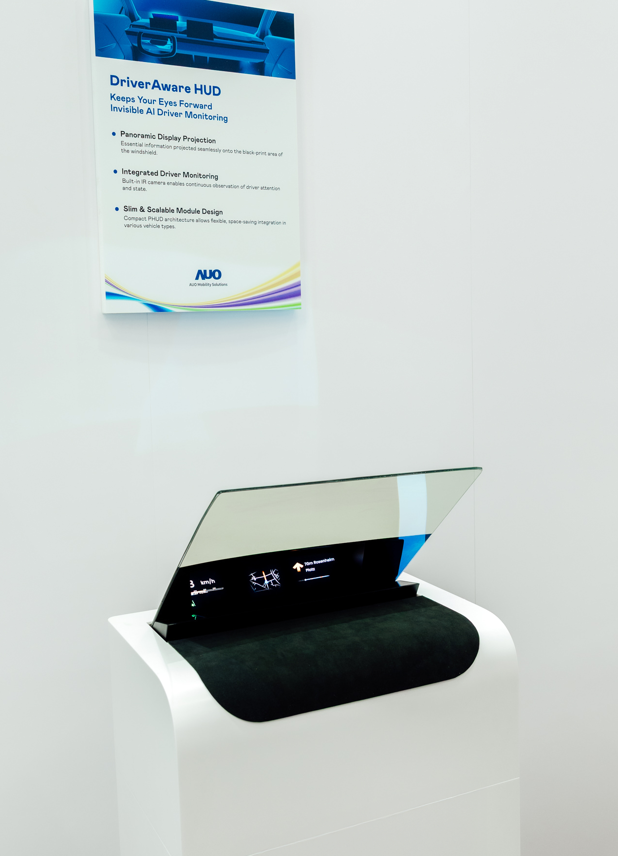 DriverAware HUD结合抬头显示器与隐藏式红外线摄影机，将车速、导航及警示讯息投影于挡风玻璃上，完美对齐驾驶目不离路的视线，同时，透过AI 监控驾驶注意力以提升安全性。